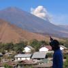 Der Vulkan Rinjani auf der indonesischen Insel Lombok spuckt Aschewolken.