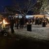 Um die Feuerschale beim Weihnachtsmarkt in Eisingersdorf scharten sich im Vorjahr immer wieder Besucherinnen und Besucher, um sich aufzuwärmen.