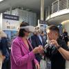 Katrin Göring-Eckardt, Vizepräsidentin des Deutschen Bundestags, eröffnete die Ausstellung "Living The War" im Paul-Löbe-Haus. VR-Brillen machen den Krieg in der Ukraine erlebbar.