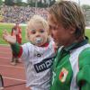 Michael Thurk freute sich 2009 mit seinem Sohn über den Sieg gegen den TSV  1860 München.