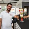 Mohammad Mohjazi (links) und Yousef Abouras haben ihre eigene Bar eröffnet. Dort gibt es unter anderem Qashati, ein Mix aus Früchten und Milkshake.  	