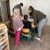 Die Studierenden der Universität Augsburg arbeiteten mit den Kindern der Montessori-Schule auch in Kleingruppen zusammen.