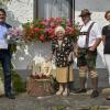 Fuchstals Bürgermeister Erwin Karg gratulierte der 100-jährigen Theresia Vogel ebenso zum Geburtstag wie Enkel Sebastian Welz und Schwiegertochter Franziska Welz. 