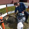 Mittelschule Meitingen: Abwassermeister Norbert Uhl entnimmt für das Corona-Monitoring eine Abwasserprobe.