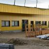Die Bauarbeiten für den neuen Zustellstützpunkt der Deutschen Post DHL in Wemding laufen auf vollen Touren. Von dem Standort aus sollen die Bürger in zehn Kommunen versorgt werden. 	