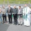 Bürgermeister Klaus Seidler (Dritter von rechts) durchschneidet mit tatkräftiger Unterstützung das symbolische Sperrband zur offiziellen Freigabe der Straße.  