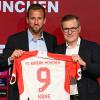 Vorstandsboss Jan-Christian Dreesen (r) präsentiert Bayerns neue Nummer 9: Harry Kane.