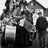Die kunterbunte Gruppe ist aus Memmenhausen beim Fasching 1940 unterwegs, fotografiert gegenüber dem ehemaligen Gasthaus "Bäckerwirt".
