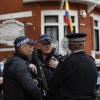 Polizisten stehen vor der Botschaft Ecuadors in London. Sollte Assange die Botschaft verlassen müssen, droht ihm die sofortige Festnahme.