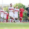 Die Spieler des VfB Stuttgart laufen sich während des Trainingsauftakts warm.