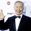 US-Schauspieler George Takei trifft 2015 zur Verleihung der International Emmy Awards ein und grüßt mit dem Vulkanier-Gruß.