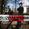 Polizisten sichern den Tatort. In einem Schwimmbad in Bergheim bei Köln sind drei tote Menschen gefunden worden.