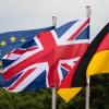 Die Fahnen der EU sowie von Großbritannien und Deutschland (von links) wehen nicht mehr im Einklang: Großbritannien wird die Europäische Union verlassen. Beim Referendum stimmten die Briten mit 51,9 Prozent für den Brexit. 