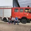 Miryam, Bela und Michael Rüfer aus dem Taunus sind die jetzigen Besitzer des ehemaligen Eresinger und Pflaumdorfer Feuerwehrautos.