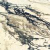 Öl auf Sand – So kann es aussehen, wenn Öl ausläuft. Weit weg von hier in der libyschen Wüste ist das irgendwo passiert. Die TAL lässt ihre transalpine Pipeline mit Hubschraubern überwachen, um dergleichen zu verhindern.   