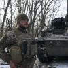 Ein ukrainischer Soldat steht in seiner Stellung an der Frontlinie in der Nähe von Bachmut in der Region Donezk.  