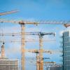 Baukräne stehen auf einer Baustelle in einer Innenstadt. Die Lage in der Branche wird immer dramatischer.