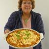 Gerlinde Neuhäusler brachte ihre leckere „Christertshofer Kräuterpizza mit Feta“ mit in die Redaktion. Das Rezept steht im neuen Heft "Schwaben kocht". 