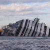 Das Kreuzfahrtschiff "Costa Concordia" in Schräglage vor der toskanischen Küste. Das Schiff war am Freitagabend mit mehr als 4200 Menschen an Bord gegen einen Felsengelaufen. 