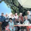 Auch das Ehepaar Uta und Peter Hoffmann unten rechts ist mit seiner Reisegruppe und dem gebürtigen Friedberger Horst Stein links nach dem Besuch der Landesausstellung Stadt Befreit in einem Friedberger Café eingekehrt.