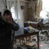 Halina Panasian steht nach einem russischen Raketenangriff in ihrem zerstörten Haus in Hlewacha.