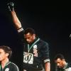Tommie Smiths (M.) erhobene Faust auf dem Siegerpodest ist noch immer das Symbol des friedlichen Protests gegen Rassismus.