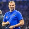 Trainer Pal Dardai von Hertha BSC lächelt vor Spielbeginn.