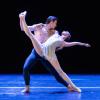 Angewinkelte Füße und doch anmutige Bewegungen bei der Internationalen Tanz- und Ballettgala in Augsburg. Melissa Chapski und Jakob Feyferlik tanzen ein Stück von Hans van Manen.