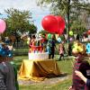 Um eine große Geburtstagstorte mit der Zahl 25 tanzten die Kinder ihren Luftballontanz. 	