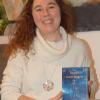 Susanne Zwing aus Osterberg mit ihrem Buch „Mantel der Gerechtigkeit“.  	 	