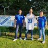 Die beiden Fußball-Abteilungsleiter des TSV Unterringingen, Jens Schmidt (links) und Jochen Mittring (rechts), stellen den neuen Spielertrainer Mark-André Wimmer vor.  	