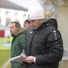 Konzentriert schreibt Max Käser, Trainer des Regionalligisten TSV Rain, in seinen Block. Konzentration erwartet er auch am Freitag von seinem Team. Leichte Gegner gebe es nicht.