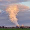 Eine weithin sichtbare Landmarke sind die beiden Kühltürme des Gundremminger Kernkraftwerks.