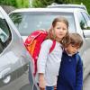 Kinder müssen auf dem Weg zur Schule im Verkehr aufpassen.