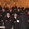 Der gemischte Chor des Gesangvereins Burlafingen beim Weihnachtskonzert in der Kirche St. Konrad. 	