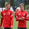 Robert Gumny (rechts)  und Frederik Winther (links) bilden aktuell die Inneverteidigung des FC Augsburg. 