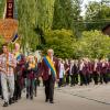 Der Jubelchor MGV Liederkranz Oberndorf-Eggelstetten marschiert in ganzer Pracht Richtung Festhalle. 	 	