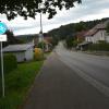 Viele aus Richtung Obenhausen kommende Radfahrer übersehen, dass der Radweg am Ortseingang von Ebersbach endet, und fahren einfach auf dem Gehweg weiter.