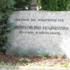 Dieser Gedenkstein steht in Holzhausers Geburtsstätte in Laugna. 
