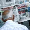 Ein Mann liest die Headlines an einem Zeitungsstand in Athen.