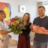 Das 1000. Baby in diesem Jahr im Klinikum Ingolstadt heißt Sophie Beatrice. Claudia Atzl, Kinderkrankenschwester in der Geburtshilfe, gratuliert den glücklichen Eltern Albina und Thomas aus Ingolstadt zu ihrer ersten Tochter.