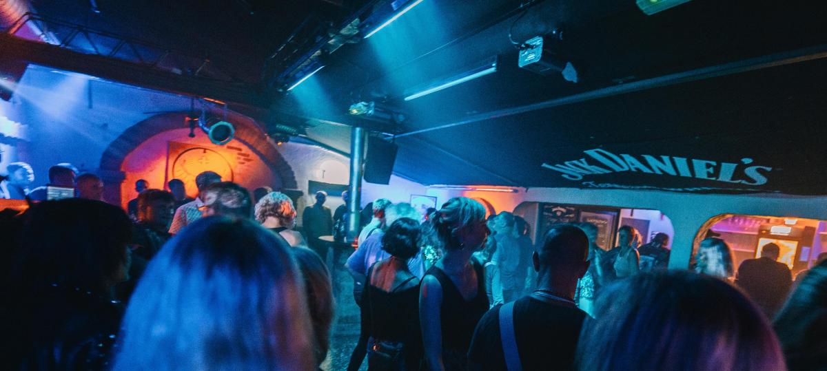 Streit eskaliert: Verletzte nach nächtlicher Schlägerei im Sommerkeller