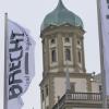 Die Brechtfahnen wehen wieder vor dem Augsburger Rathaus. Das diesjährige Festival ist am Freitag eröffnet worden. 