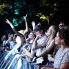 Glückliche Gesichter und konzentrierte Blicke in Richtung Bühne beim Singoldsand Festival in Schwabmünchen vergangenes Jahr.