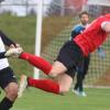 Der SV Salamander Türkheim (weiß-schwarze Trikots) musste sich im Derby dem FC Buchloe mit 1:3 geschlagen geben. 