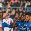 Die Rote Karte für HSV-Spieler Orel Mangala (dritter von rechts) passte zur Vorstellung des Bundesliga-Absteigers in Regensburg. Am Ende stand eine 1:2-Niederlage zu Buche. 	