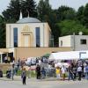 Anlässlich der Eröffnung einer Moschee haben mehrere hundert Menschen gegen Fremdenfeindlichkeit demonstriert.