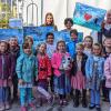 Ein großer Tag für die Grundschulkinder aus Markt Rettenbach. Sie überreichten ihre gerahmten Werke an Festival-Organisator Werner Roch (rechts). Die Bilder sind im VIP-Zelt zu sehen und werden bald bei Musikfans hängen. 