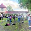 Freiluftprobe im Schlossgarten: Etwa 30 Musiker der Dillinger Stadtkapelle spielten am Donnerstagabend unter der Leitung von Marie-Sophie Schweizer den Bozner Bergsteigermarsch.  	