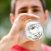 Trinken, trinken, trinken: Der Körper braucht besonders viel Flüssigkeit, wenn er viel schwitzt.